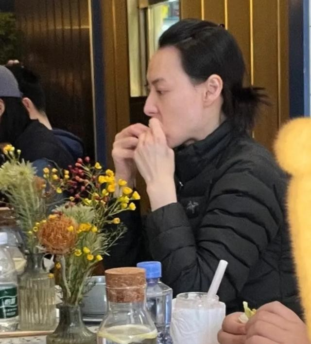 偶遇梁洛施和长子用餐