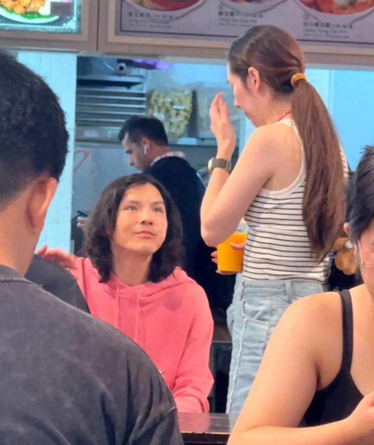 向佐和郭碧婷现身新加坡啦，他俩这一趟可太让人羡慕。
向佐一改往日的硬汉形象，整个
