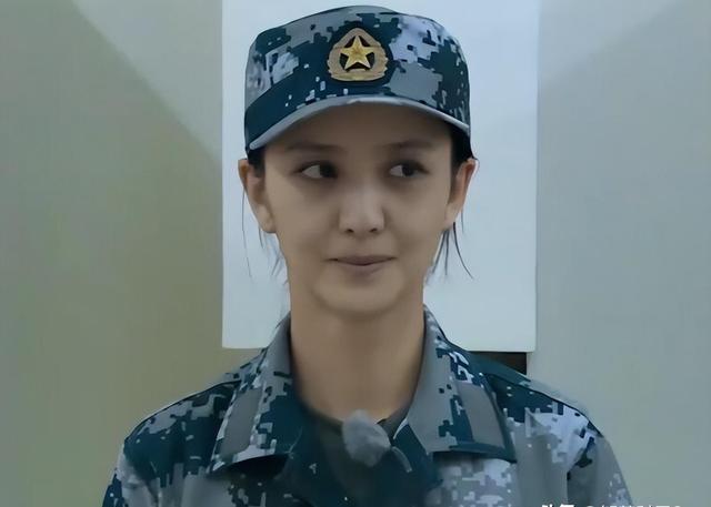 机场偶遇素颜的佟丽娅本人又黑又瘦小和电视上反差也太大了吧（刘惜君爆红）-第4张图片-九妖电影