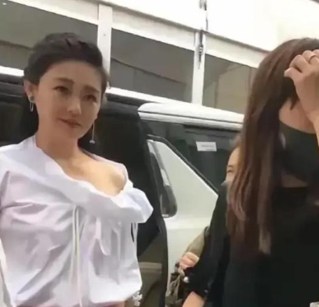 大S终于现身了，状态极佳，满面春风，气质依旧出众！与光头所言的臃肿、颓废截然不同