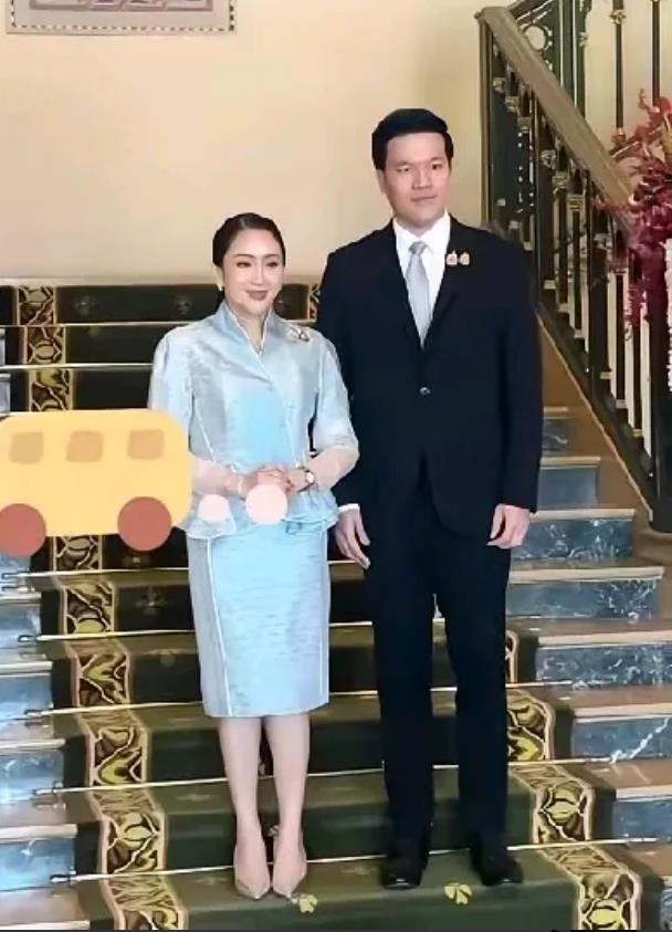 全球最顶级的夫妻组合——泰国总理佩通坦和她的丈夫。
佩通坦丈夫：皇室成员，身高1