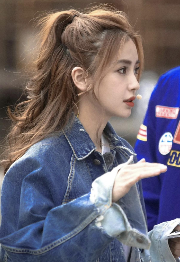 Angel baby这个名字散发着迷人的魅力，与她早期形象相得益彰。那种独特的气