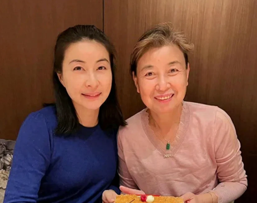 郭晶晶和母亲同框，母女俩很像气质都很温婉优雅
