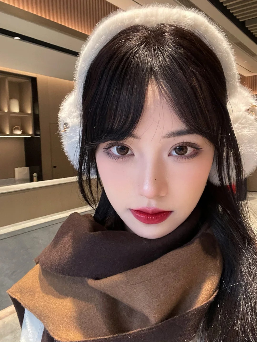 首先我长这样，其次我的成绩
普通一本的普普通通每年综测第一罢惹

（别骂我，我很