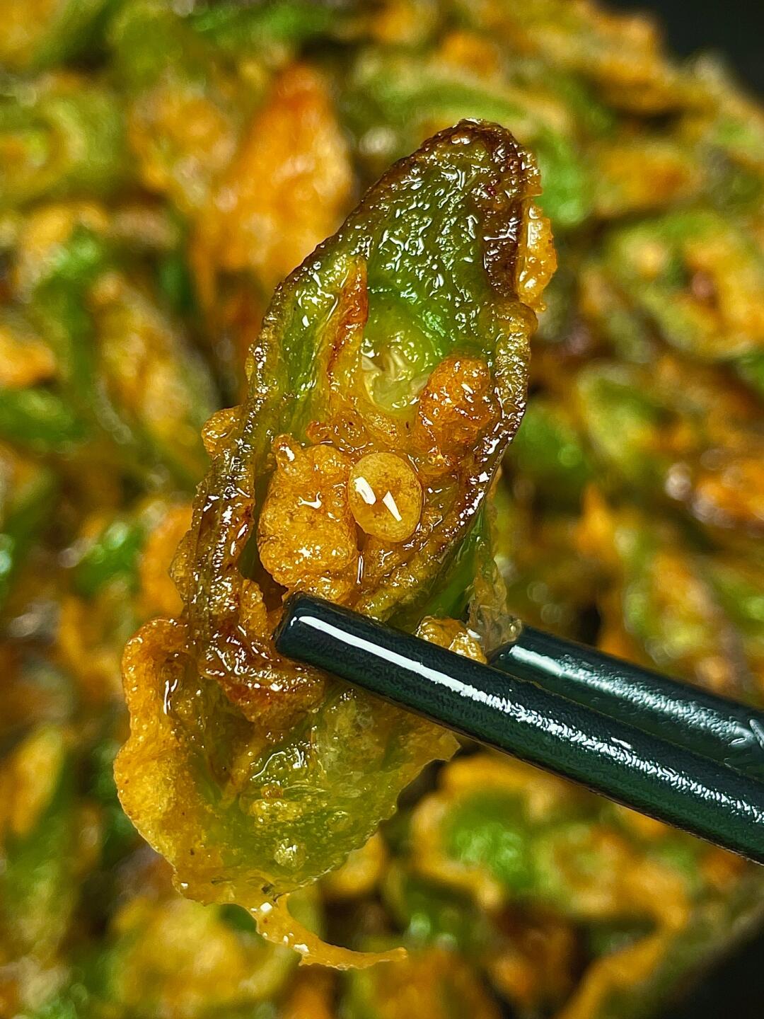 线椒炒鸡蛋嘎嘎香！
焦香酥脆，香香辣辣，搭配米饭🍚嘎嘎下饭！
做法简单，喜欢的
