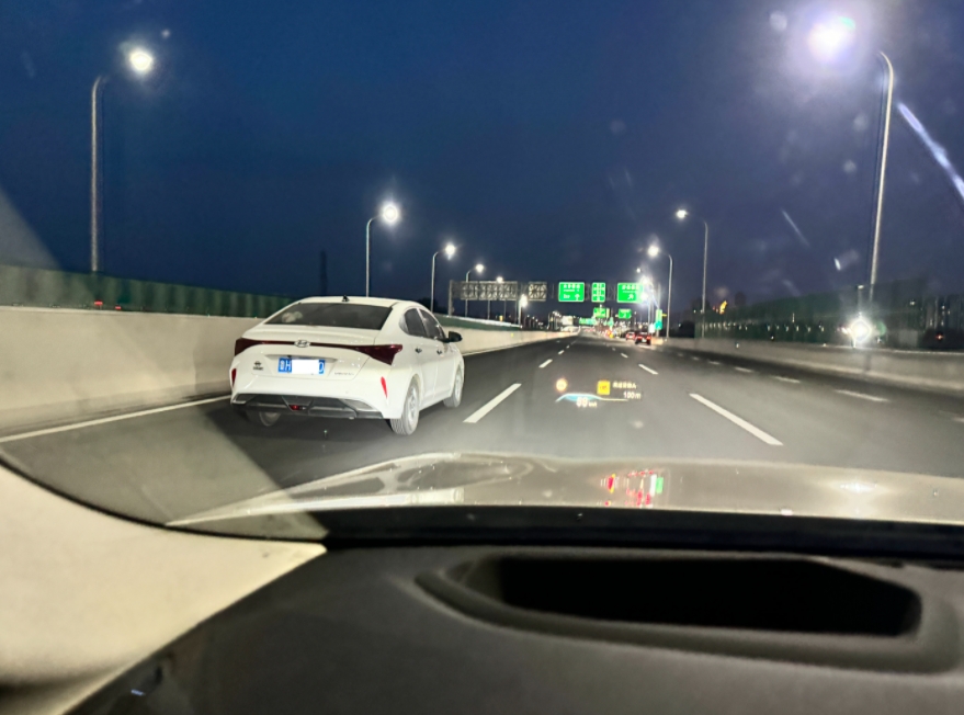 
强烈建议，电动车一定要限制加速性能，现在的加速性能完全不适合普通人使用。
尤其