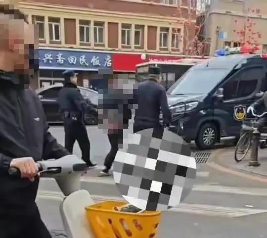 沈阳一舞厅内发生持刀伤人事件，受伤女子被抬上救护车
尽管不知道为什么事持刀伤人，