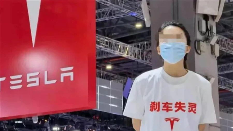 特斯拉车顶维权女车主被判道歉 律师提醒：维权要遵守法律