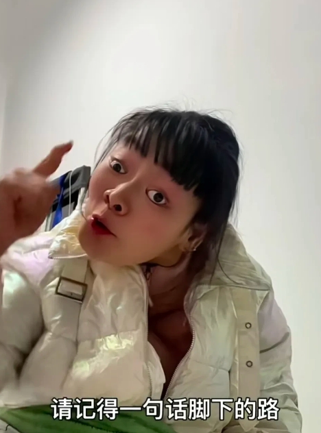 “早一粒，晚一粒，明年来的小 baby”来自对脑瘫女孩的备孕口号，当被网友批不负