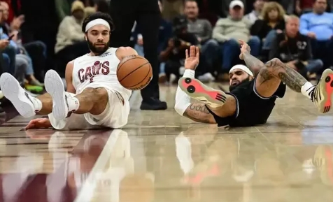 12月21日，NBA常规赛上演精彩对决，骑士主场以124-101大胜雄鹿。

骑