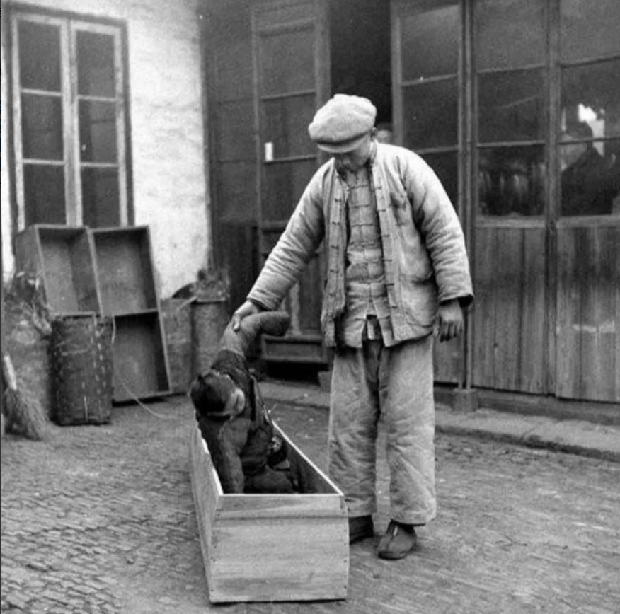 1947年的上海，街头发生着令人心碎的场景。一位收尸人在街头熟练地剥掉饿死幼儿的