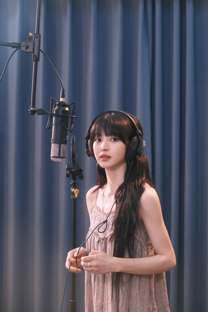 录音棚里的田曦薇，忙忙碌碌寻宝藏。