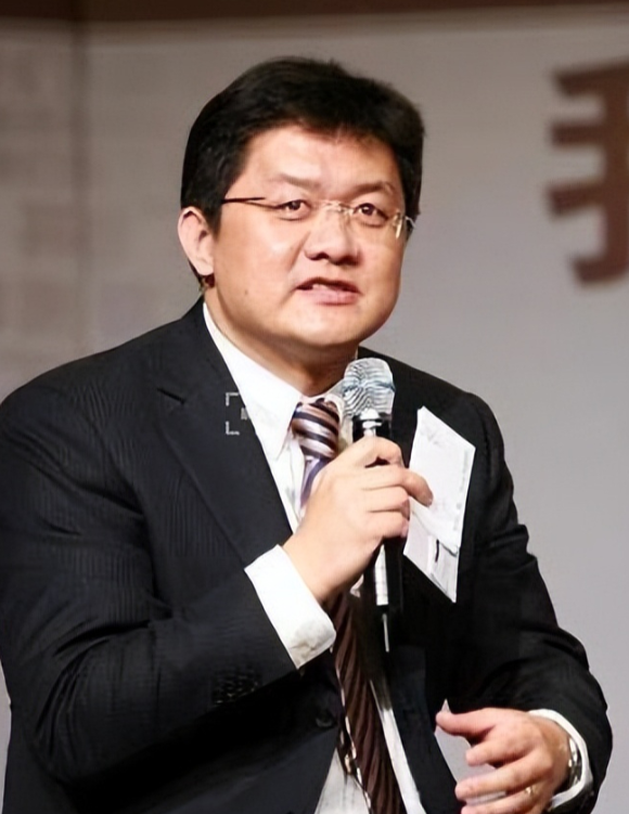 2007年，央视主持人张斌，正在直播奥运新闻发布会时，他的妻子突然冲上台，拿起话