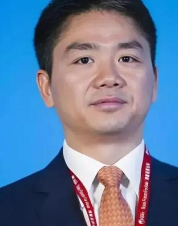 刘强东的三个孩子，现状如下！

大儿子：前妻所生，一生的痛，满月、生日都没时间陪