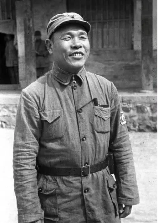 1938年，王长江，一位勇猛的国军将领，改变立场，投奔了共产党，成为八路军冀中军