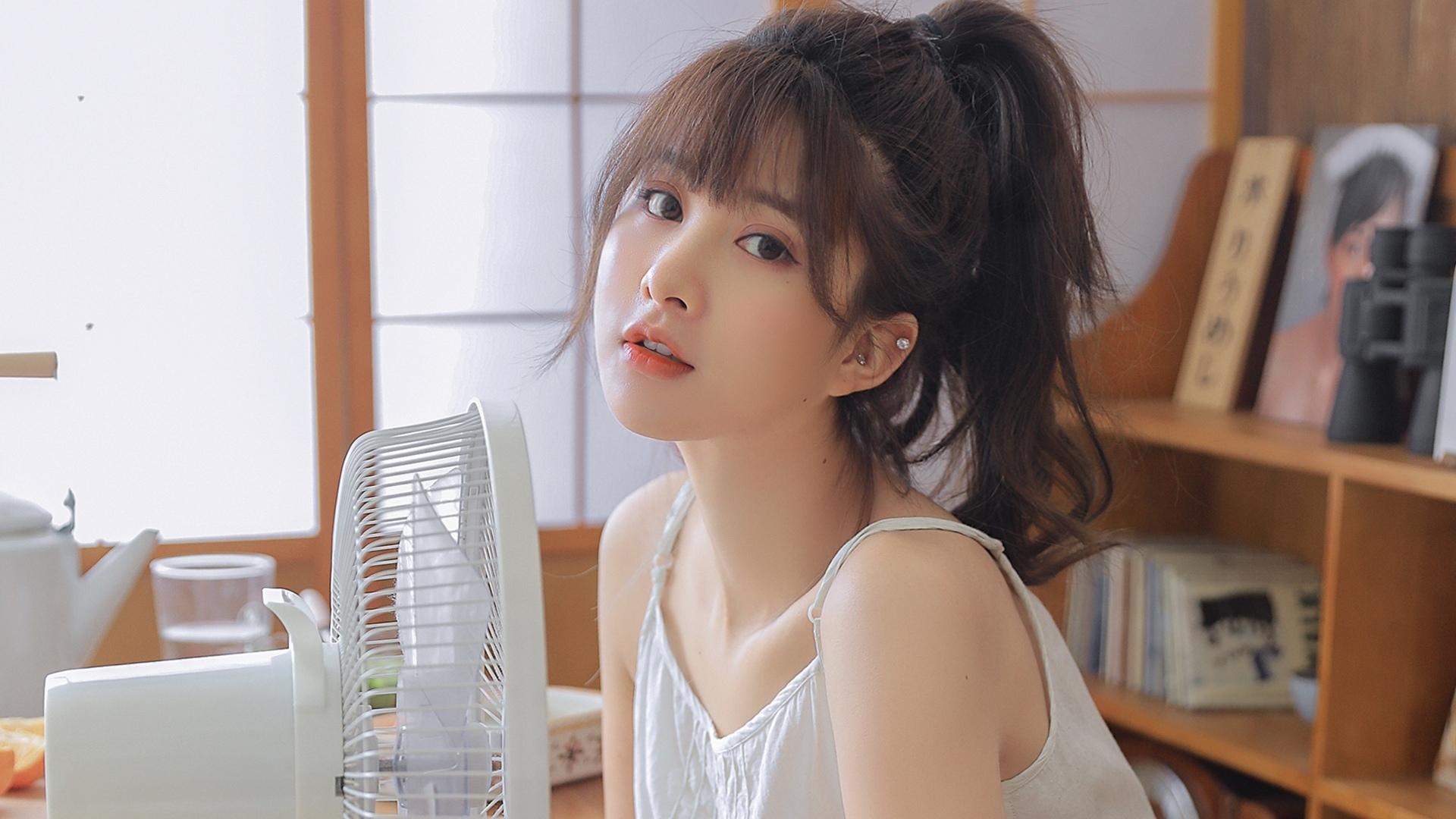 我陪同事出差，同事胆小地和我住在一起，晚上，洗完澡，她光着身子出来了。我看见她变