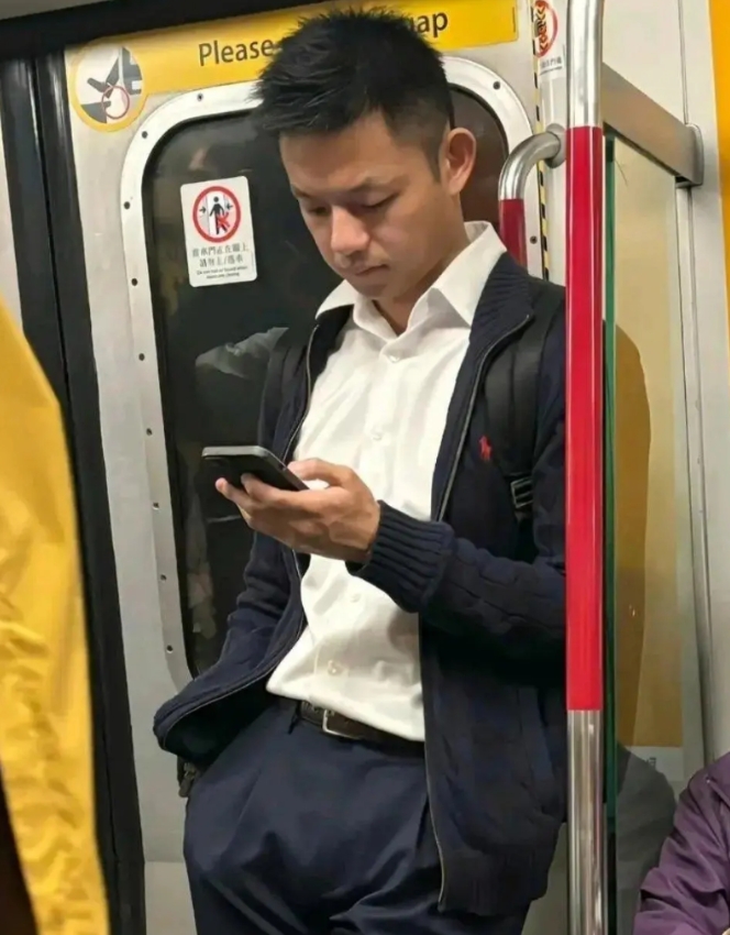 不懂就问，地铁上这种人是行业精英吗？