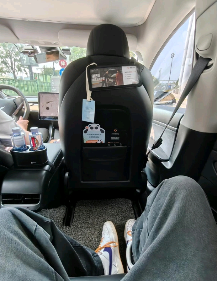 没注意打专车打到了一个特斯拉，这单亏了啊，这车后排是真难受，远不如比亚迪汉