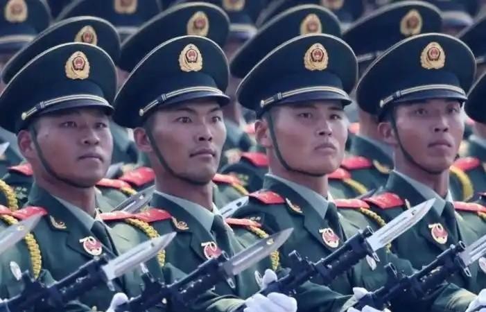 该出手时就出手，中国需要一战立威。美国绝不会让中国和平崛起，所以中国需要一场立威