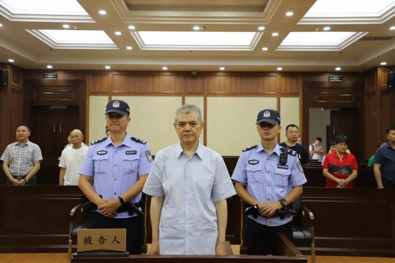 四天之前，贵州公安厅的领导陈罡被带上了被告席。他其中一项罪名是 “非法持有枪支、