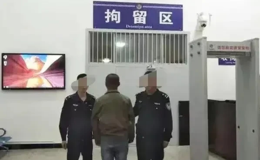 浙江金华，一男子为了将离家出走的孩子强制带回家，趁其不备用铁链将其锁住。没想到孩