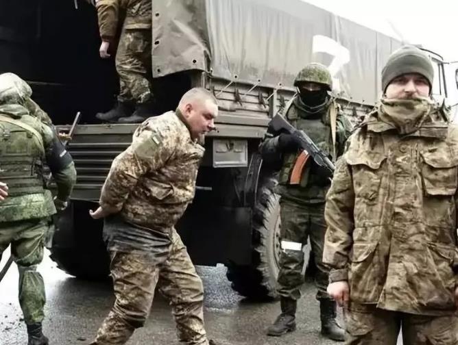 俄罗斯平民俘虏乌克兰军官。

俄罗斯库尔斯克州代理州长斯米尔诺夫8月11日表示，