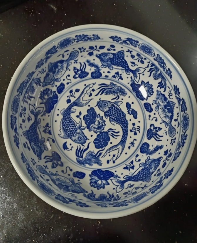 我家有个陶瓷碗，本来是用来给狗喂食的，后来发现有大清乾隆年制的字样，拿去鉴定发现