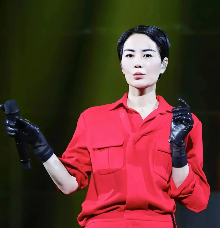 为什么说单论唱功，华语乐坛能超过王菲的应该没有了？内行人的这番话道出了真相：
