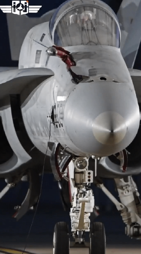 F-18“大黄蜂”战斗机的一个反人类设计，就是把折叠式空中加油管和6管“火神”M