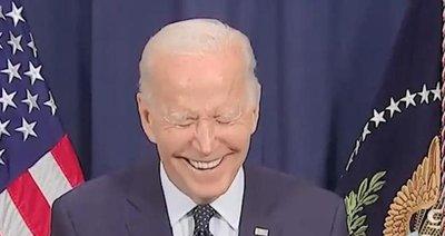 拜登谈案时玩笑话为何 “毫不留情”，惹来广泛争议？