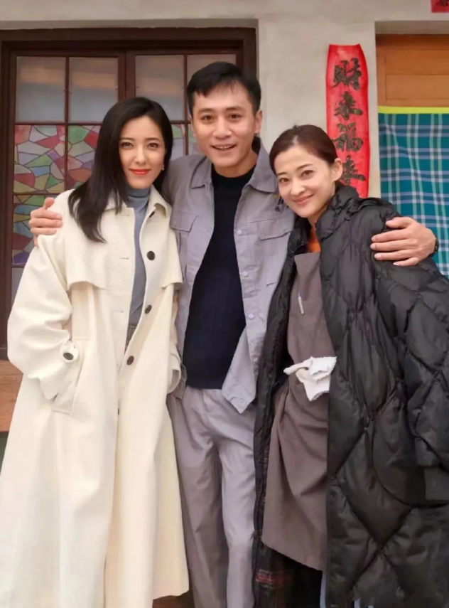 大美人，真的不管什么时候，都是美的！四十岁的曾黎，原来也这样美！合照真的从来不输