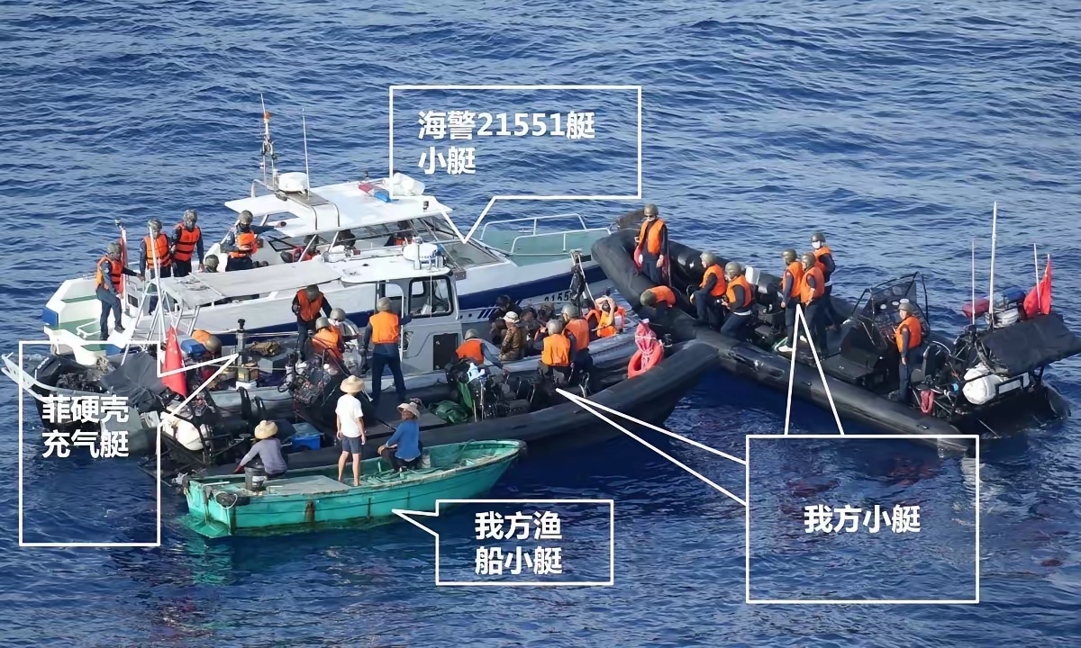 仁爱礁从此尽在掌握，中国海警立威南海，3艘执法艇包围，一艘渔船看戏，海警队员赤手