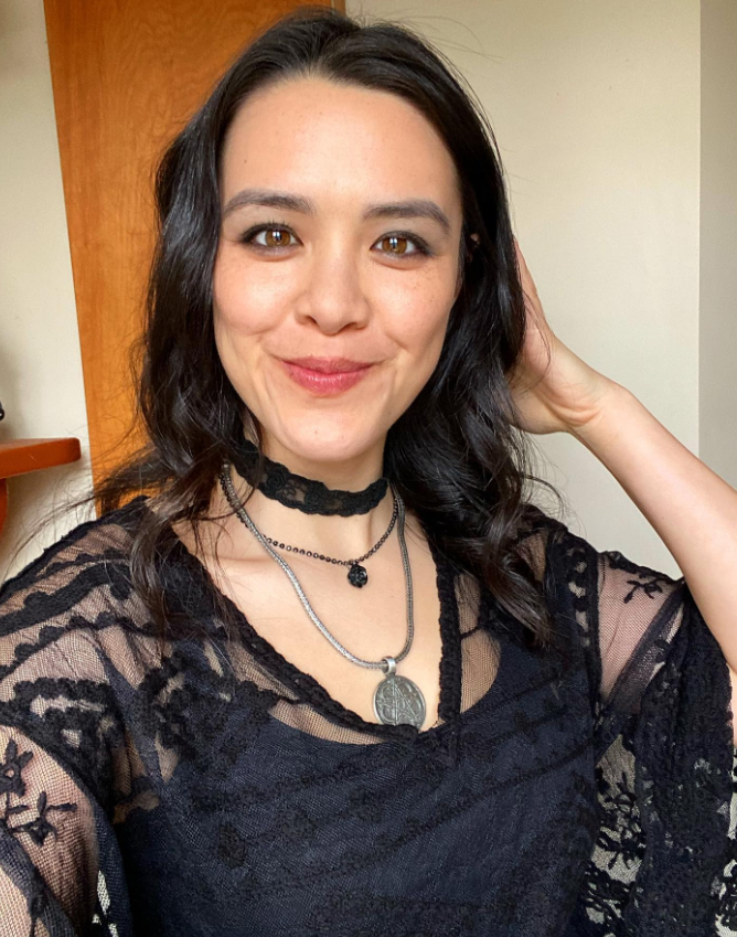 香港著名女星钟丽缇的女儿严书琴近照，她五官长得标致，比妈妈年轻时候还要漂亮