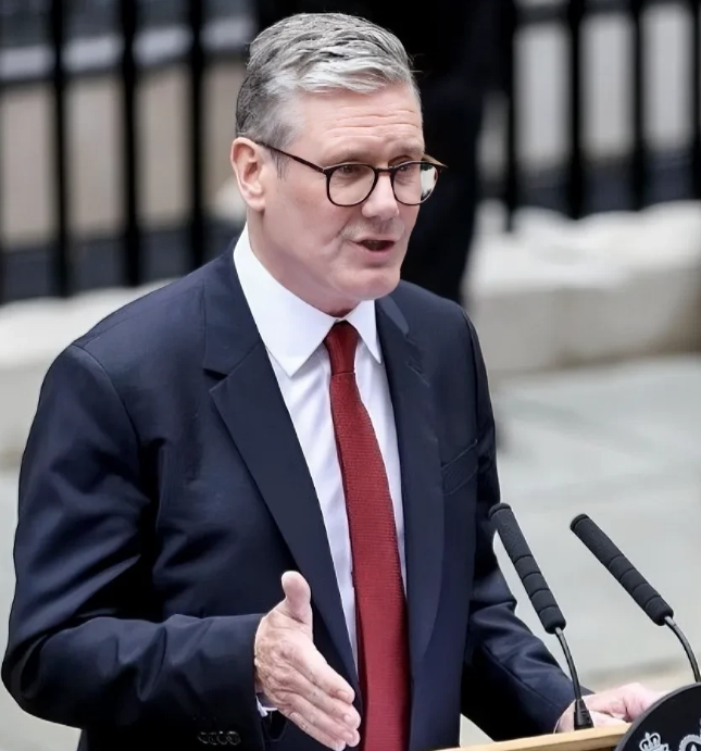 突发消息！英国首相斯塔默竟然主动向特朗普妥协了。斯塔默在最新的表态中称，英国将一