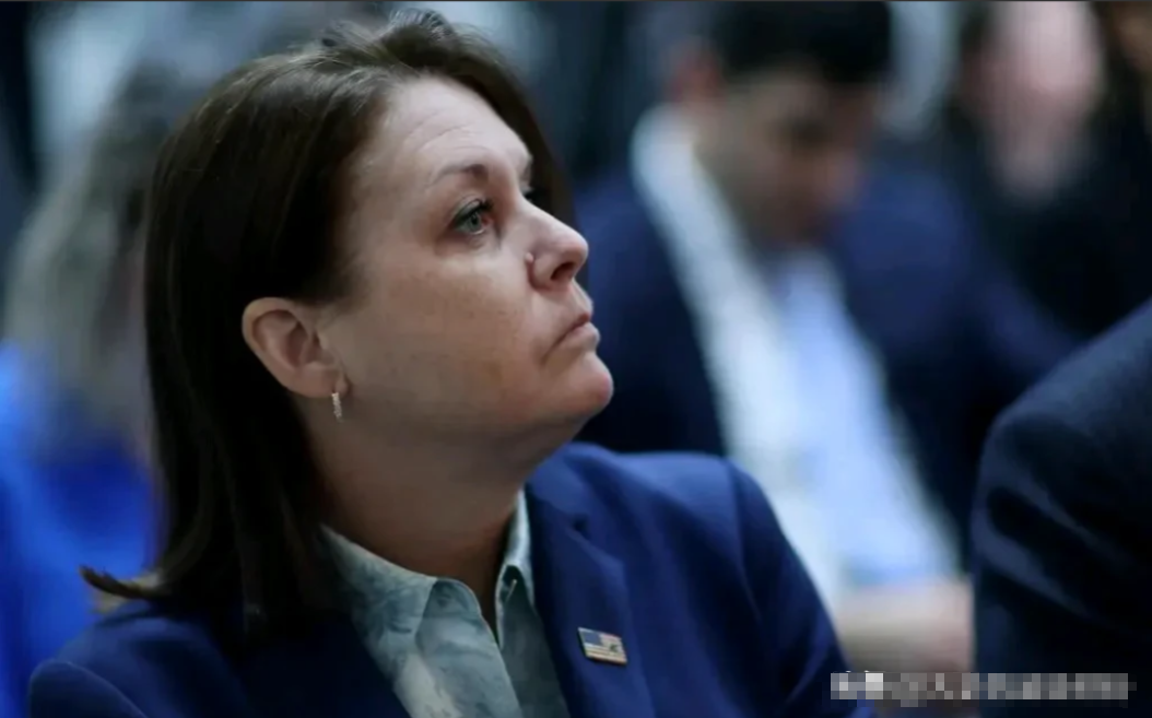 美国特勤局局长金·奇特尔遭炮轰后，竟凭第一夫人力挺稳坐钓鱼台！
最新消息显示，尽
