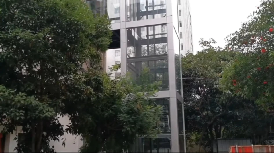 “这报应来的真快！”北京海淀，楼上的住户老是往下水道扔东西，住在一楼的女子厕所被