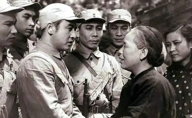 1942年，三名八路军被日军包围，就在三人准备与日军同归于尽时，刘大娘把他们拉到