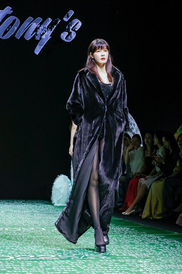 #李艾的腿给了我亿点点震撼# ​这个热搜，把李艾本尊也给“炸”出来了。她回应，反