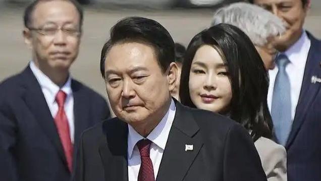 尹锡悦曾向佛祖像敬花灯，一到手上就灭，住持笑而不语，众人惊讶