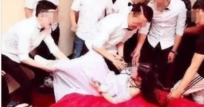 河南洛阳，女子结婚当晚喝多了，睡在客厅的沙发上，伴郎起夜上厕所，看到女子姣好的面