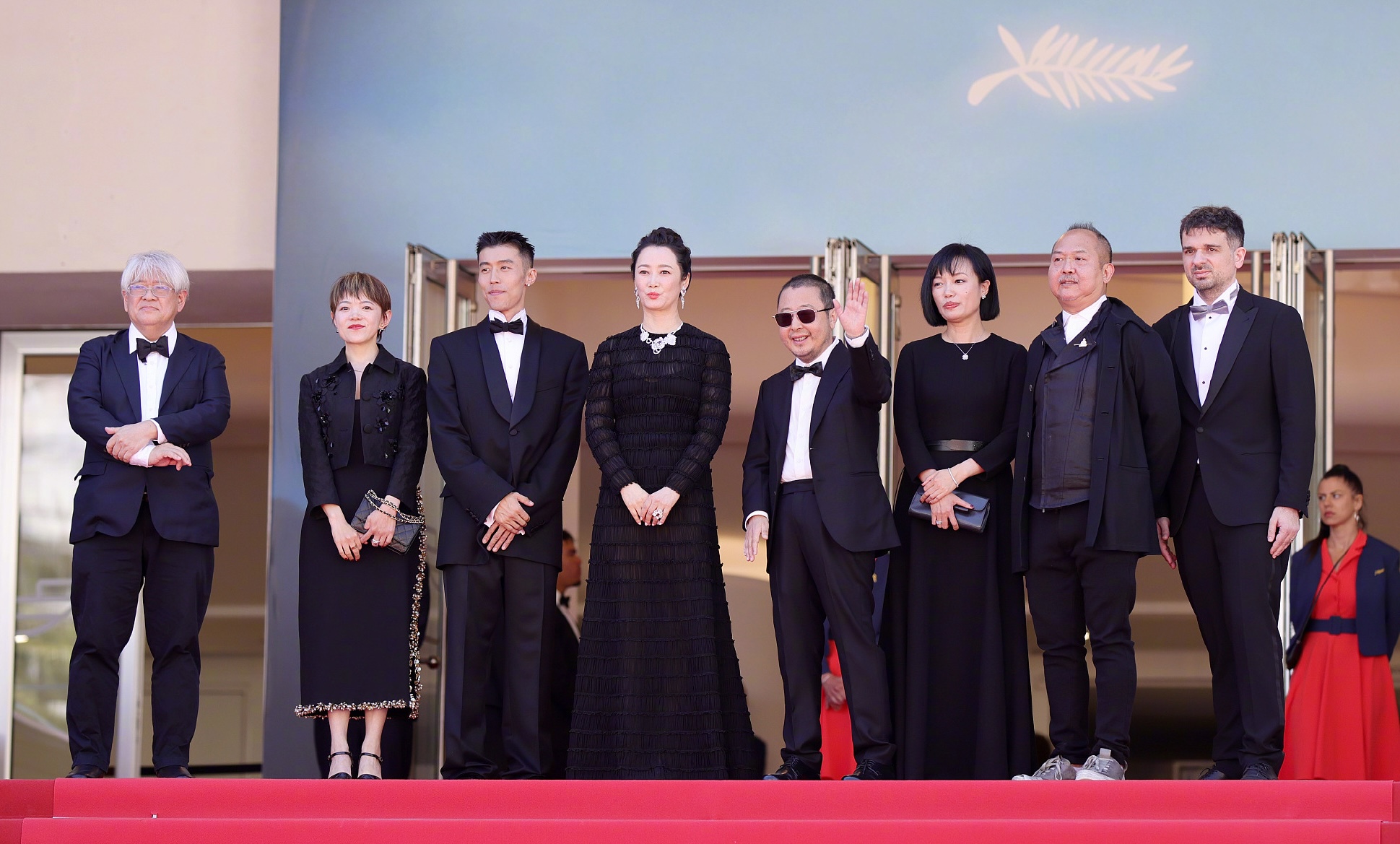 国产电影《风流一代》在第77届戛纳国际电影节首映，贾樟柯、赵涛、周游等主创亮相红