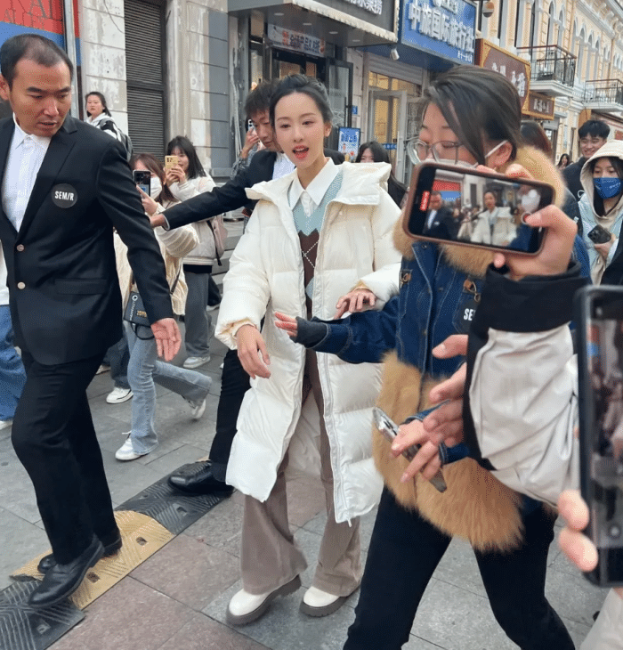 电视上看着很一般，真人巨漂亮...