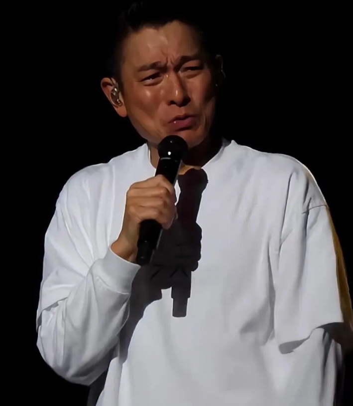 刘德华最后一场泪洒舞台，台上伴舞台下粉丝都哭了，结束后粉丝久久不舍离去！看到帅哥