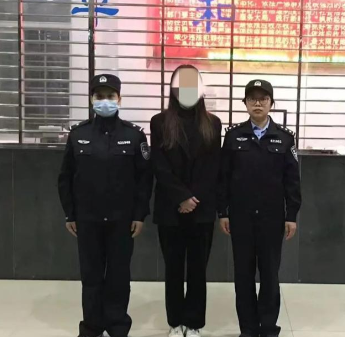 湖北天门，一男子与女友恋爱两年后举行了婚礼仪式，可婚礼仪式结束后，女友却拒领结婚