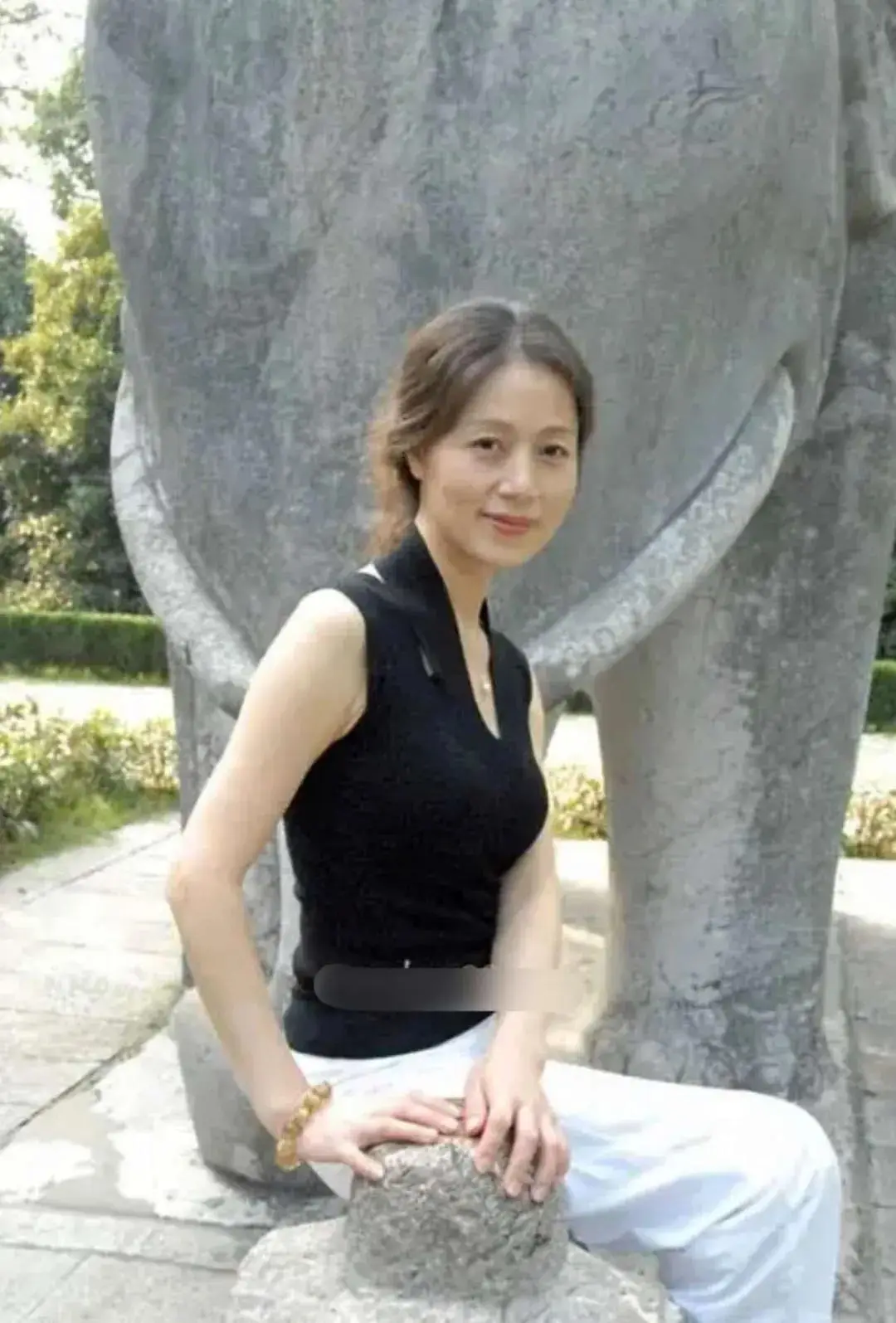 哇塞，这位美女都62岁了，但看着跟30岁似的，真是驻颜有术，美得不得了！以前她可