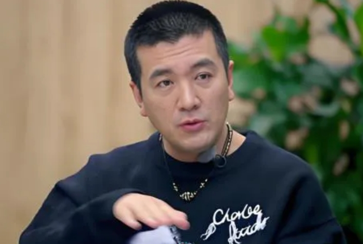 《演员请就位》杨子边磕头边喊「回家吧」！与黄圣依离婚后蹭不到流量狂上综艺
男星杨