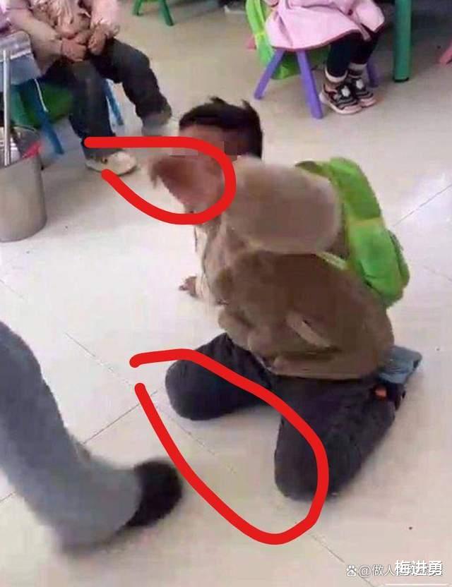 幼儿园女老师殴打孩童被开除, 现场画面曝光, 老师行为不忍直视