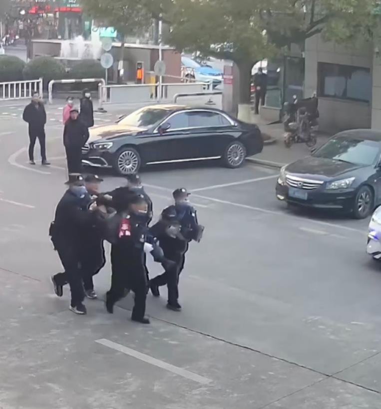 眼泪止不住了！浙江，男子在医院门口突发心脏骤停，5个保安组成人肉担架抬他去抢救！