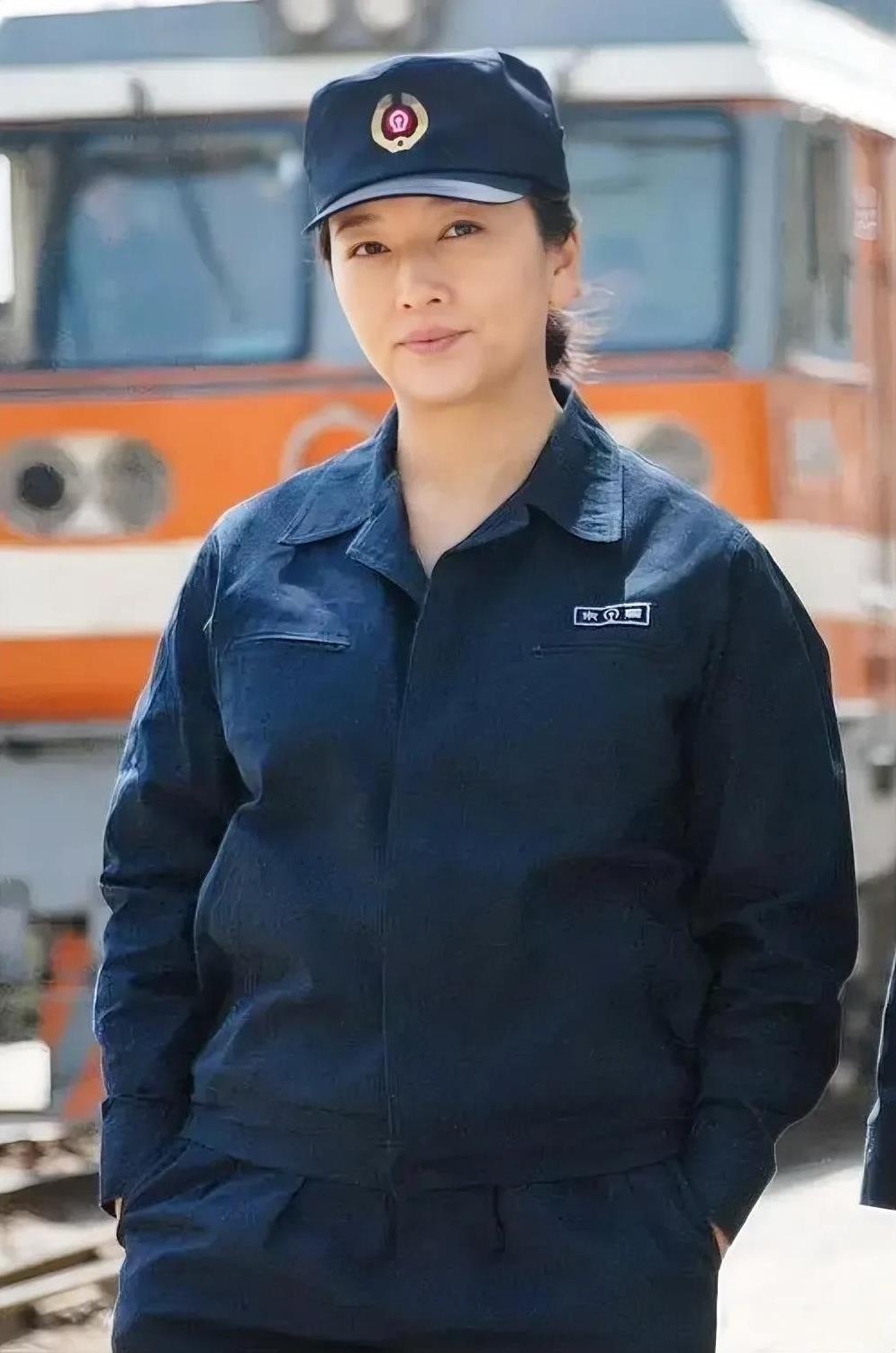 56岁江珊自从二婚后，在身材变得丰腴，看起来更加富态，面容也变得更加丰满。年轻时