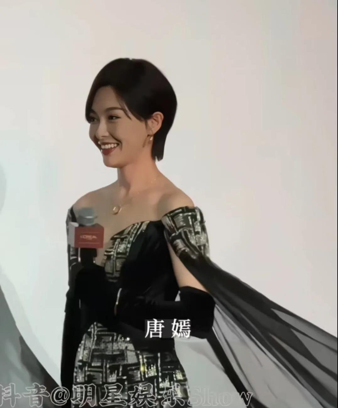 哇哦，唐嫣这颜值真的是绝了！在近日某品牌举办的活动中，一身黑色低胸连衣裙亮相的她